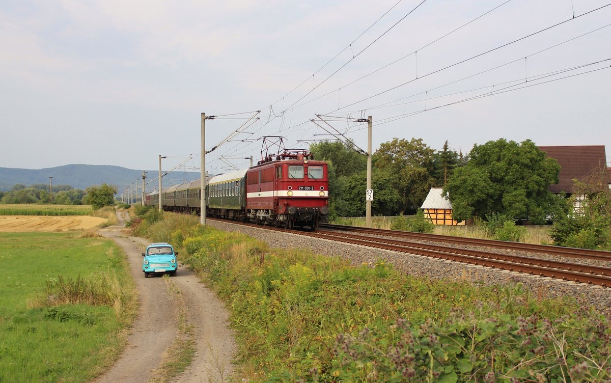 211 030-2 fuhr am 21.07.18 den Störtebeker-Express von Saalfeld durch Etzelbach nach Bergen auf Rügen. 