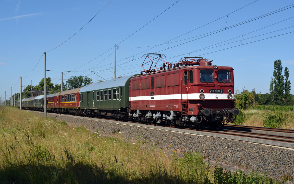 211 030 der EGP bespannte am 07.07.18 einen Störtebeker-Sonderzug von Ilmenau nach Bergen auf Rügen. Hier passiert der Zug Brehna.
