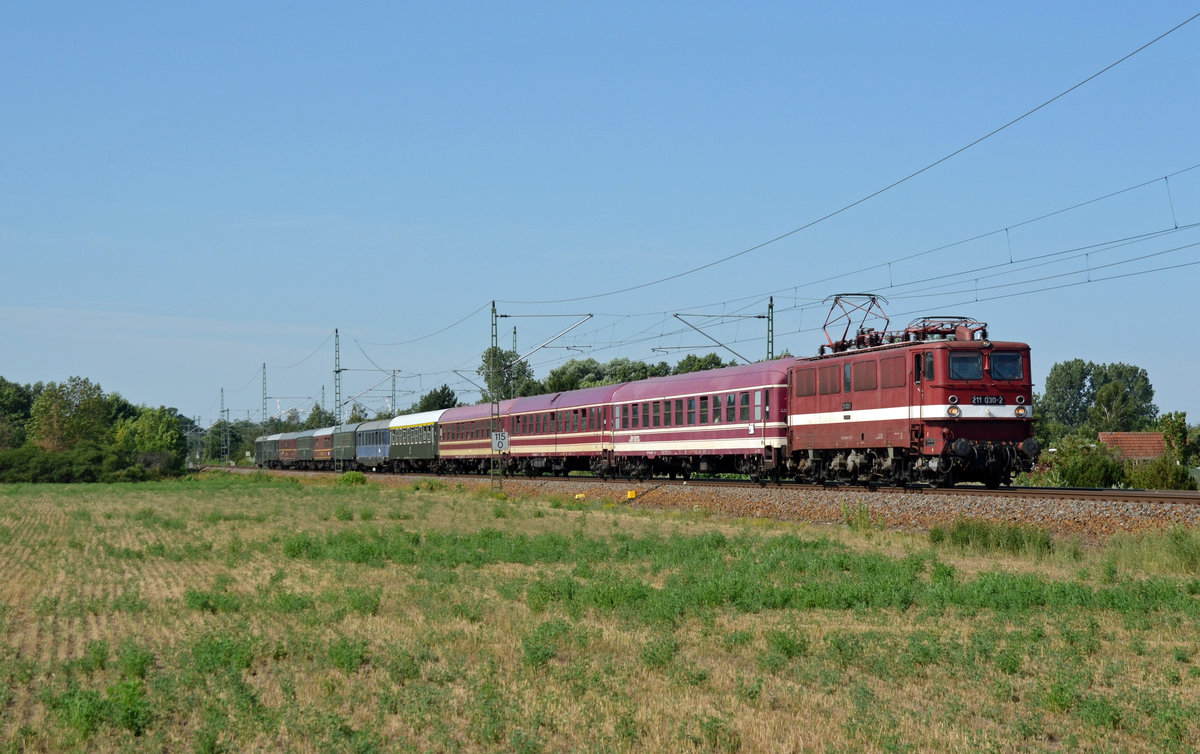 211 030 der EGP führte am 27.07.19 für die Rennsteigbahn einen Sonderzug durch Gräfenhainichen Richtung Wittenberg. Der Zug war unterwegs zu den Störtebeker-Festspielen auf Rügen.