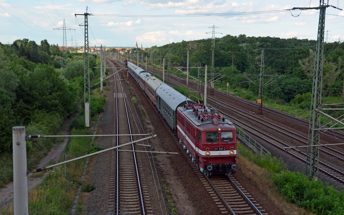 211 030 kam am Abend des 03.07.16 mit einem Sonderzug aus Sassnitz durch Holzweissig Richtung Leipzig gefahren.