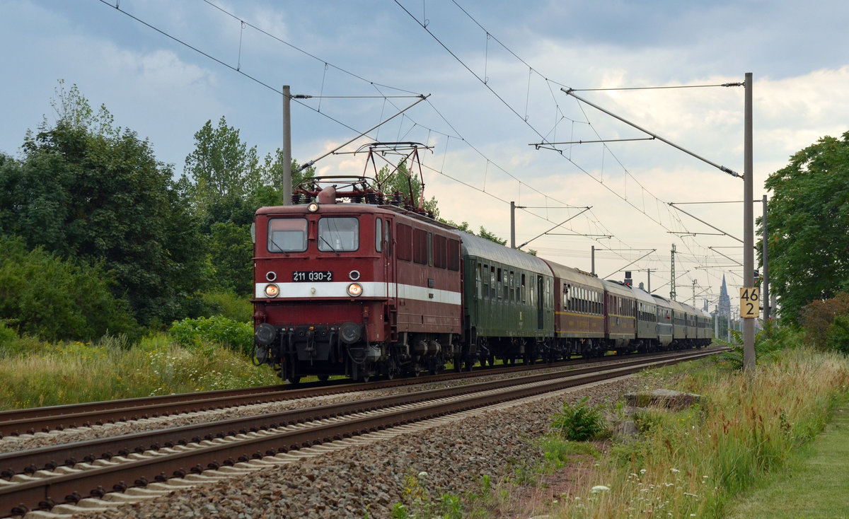 211 030 der Rennsteigbahn bespannte am 22.07.17 einen Sonderzug von Saalfeld(S) nach Bergen auf Rügen zu den Störtebeker Festspielen. Hier rollt der Sonderzug durch Greppin Richtung Dessau.