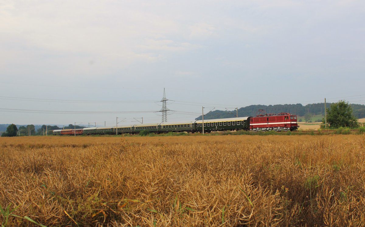 211 030 zu sehen am 23.07.16 mit dem  Störtebeker-Express  von Saalfeld nach Bergen auf Rügen bei Großeutersdorf.