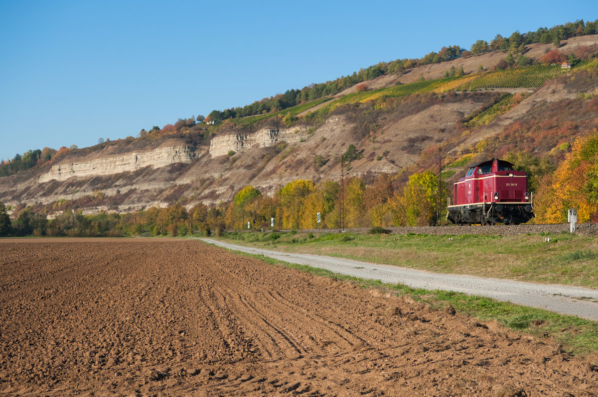 211 041-9 der NeSA bei Thüngersheim Richtung Würzburg, 13.10.2018