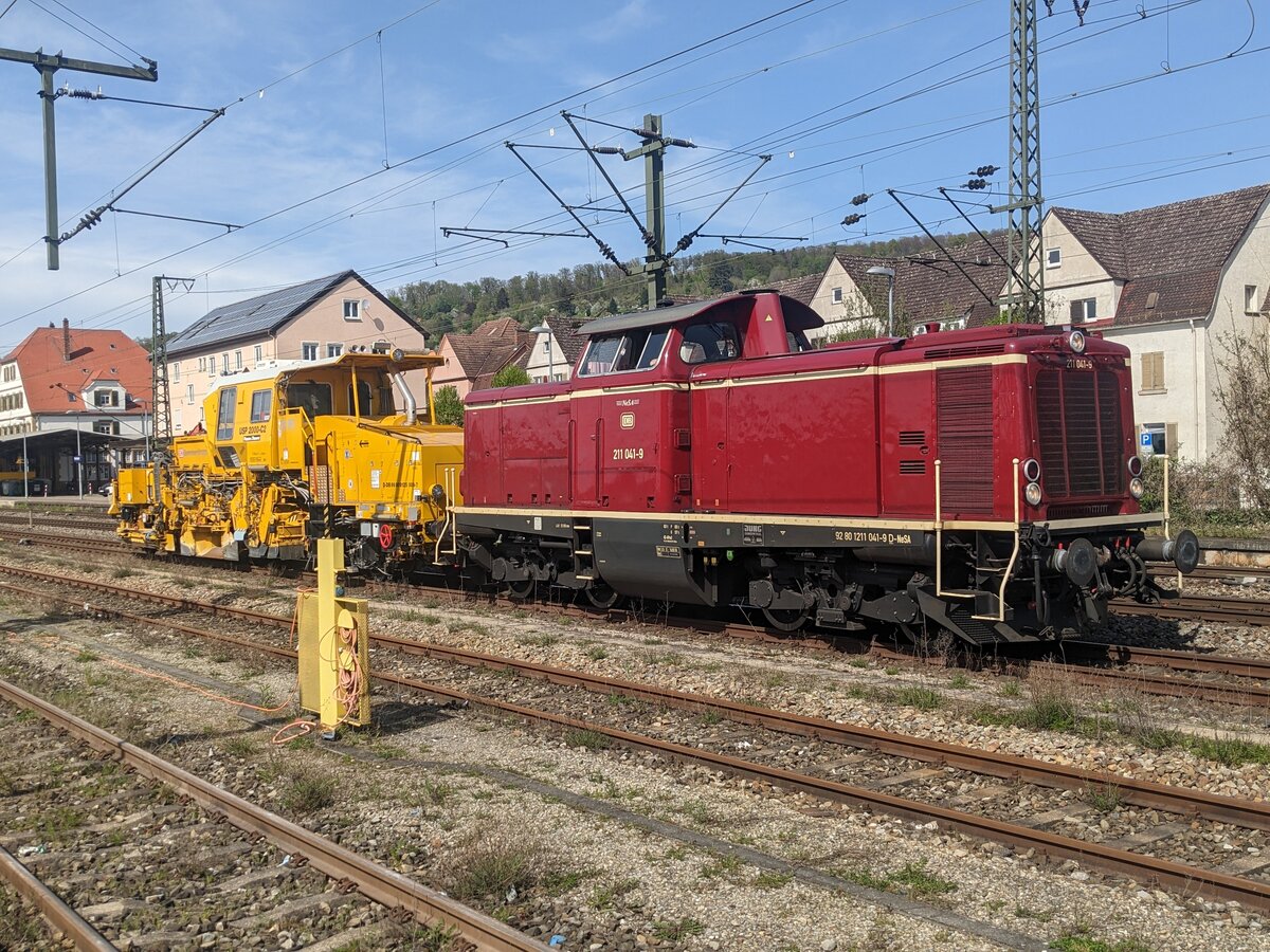 211 041 mit Baumaschine am 11.04.24 in Plochingen