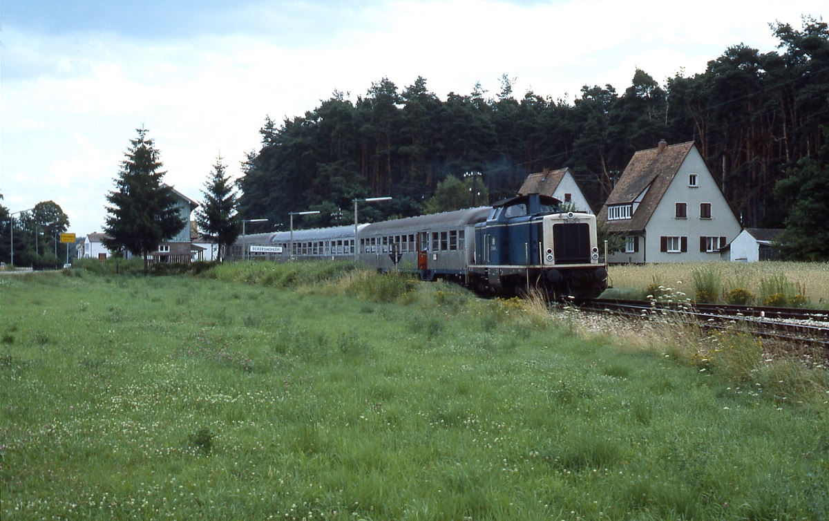 211 045-0 verlässt im Juli 1985 den Bahnhof Eckertsmühlen (Nebenbahn Roth - Hilpoltstein)