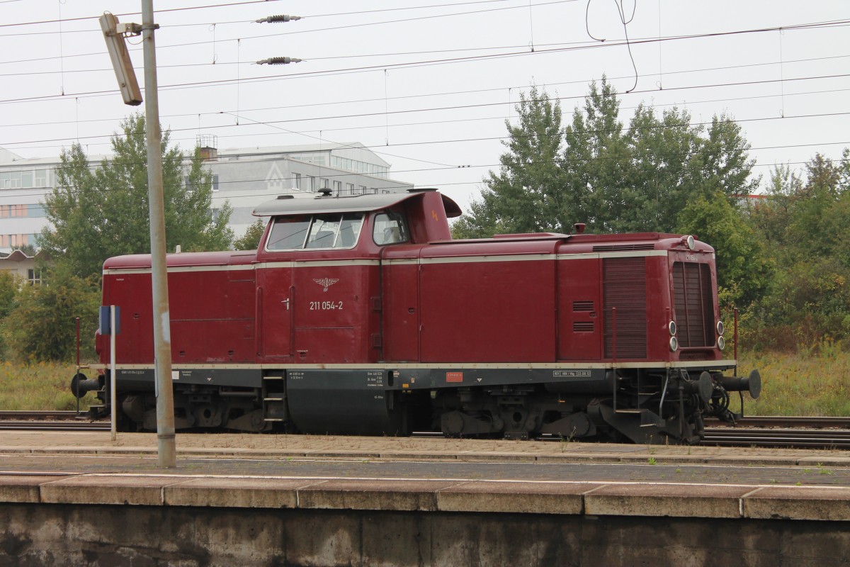 211 054-2 am 13. September 2014 im Bahnhof Weimar.
