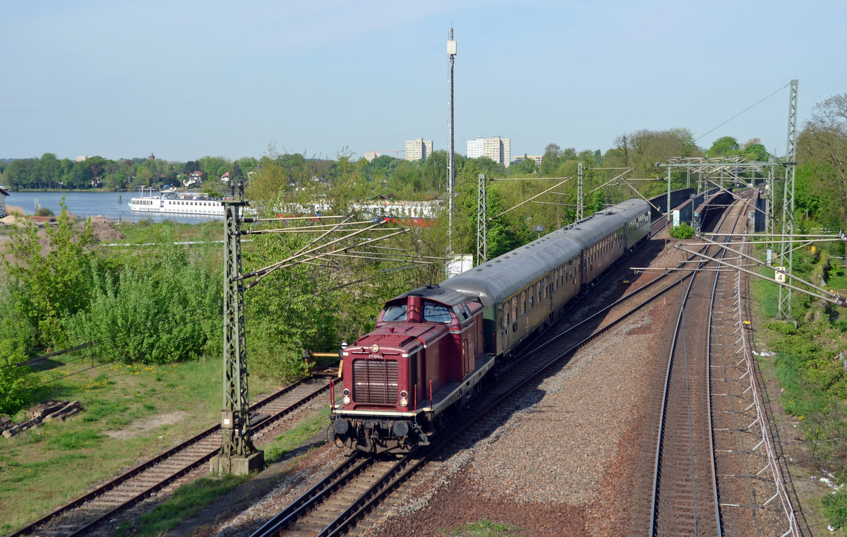 211 054 der ELV erreicht mit einem Sonderzug aus Vienenburg den Potsdamer Hbf. Anlässlich des Baumblütenfest in Werder verkehrte der Sonderzug am 28.04.18 nach Potsdam.