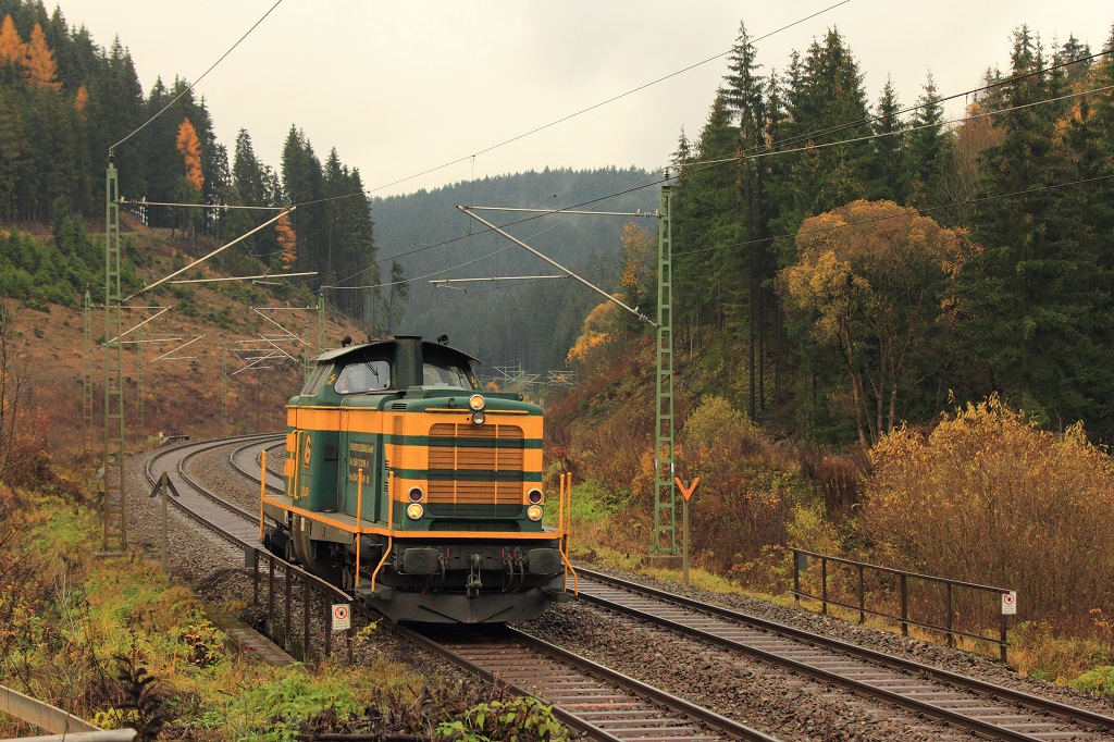 211 074-0 Erfurter Gleisbau bei Förtschendorf am 09.11.2015.