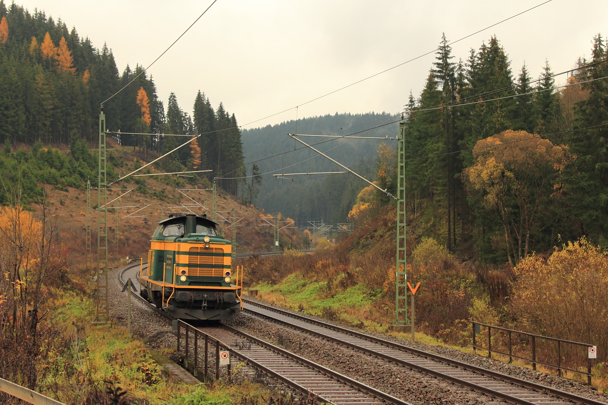 211 074-0 Erfurter Gleisbau bei Förtschendorf am 09.11.2015.