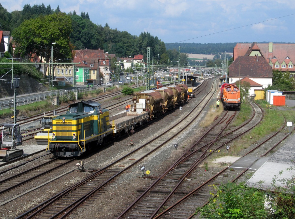 211 074-0 vom Erfurter Gleisbau rangiert am 07. September 2014 mit einem Flachwagen und mehreren Schotterwagen auf Gleis 2 im Bahnhof Kronach.