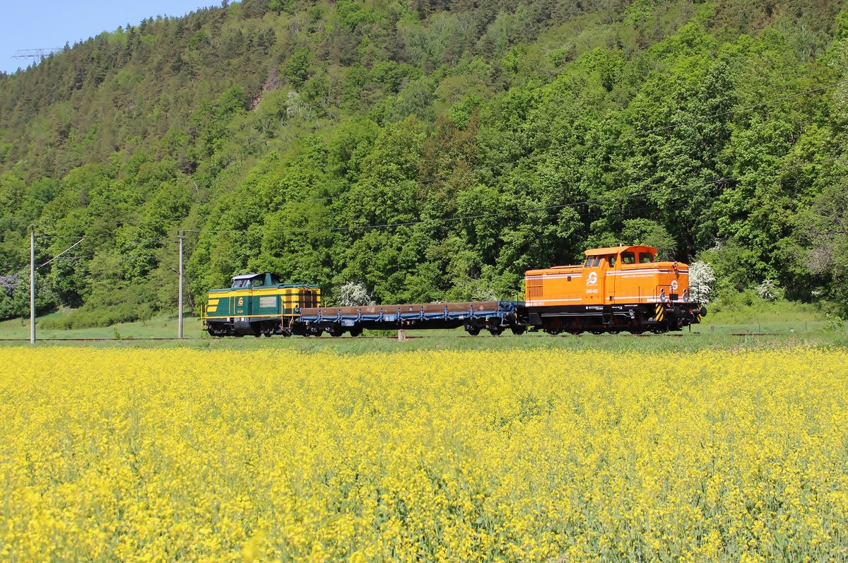 211 074 und 345 413 (98 80 3345 413-9 D-EGB) zu sehen am 07.05.18 in Remschütz. 