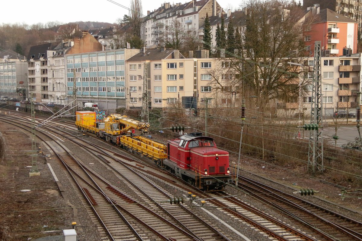 211 125 mit Baukran in Wuppertal, am 13.02.2019.