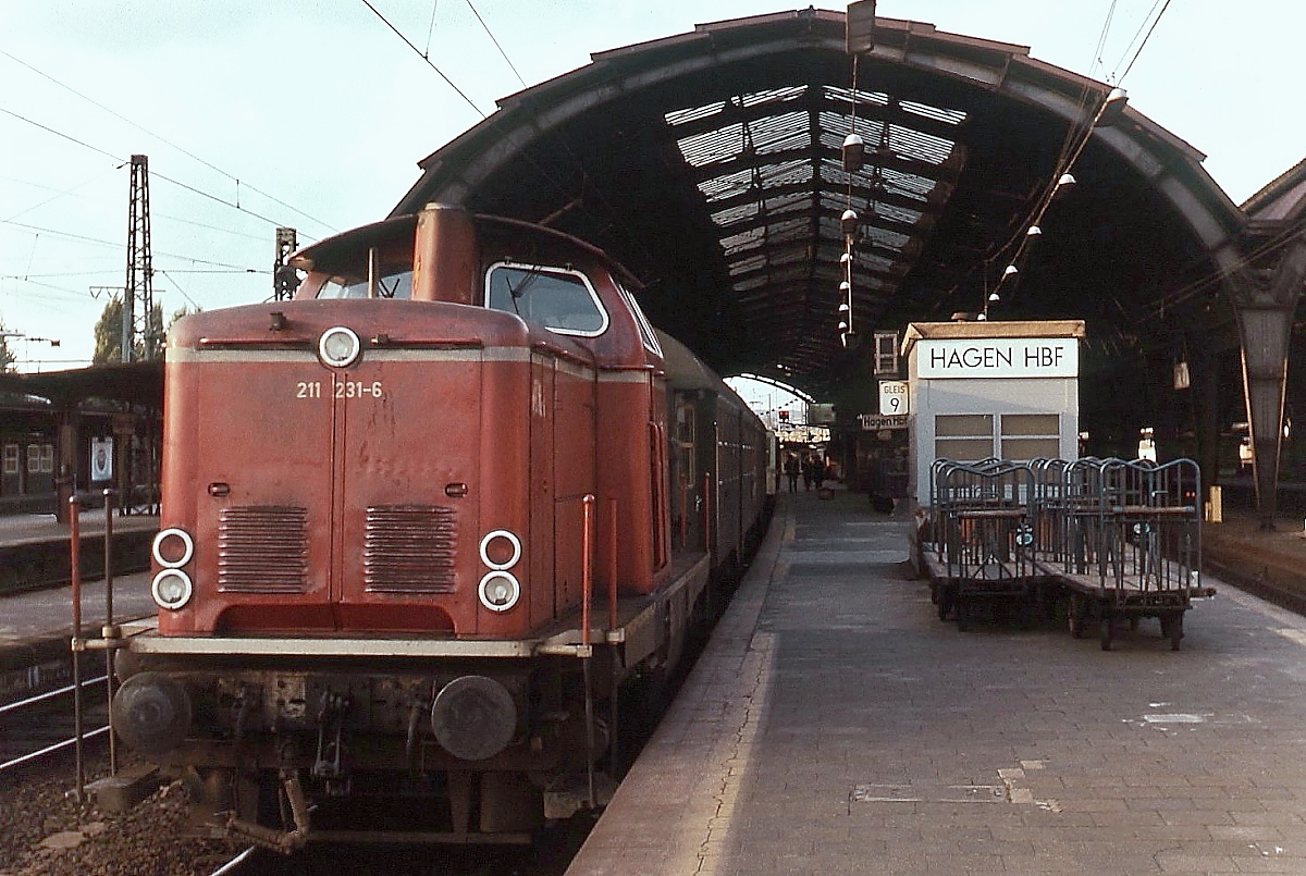 211 231-6 steht Ende der 1970er Jahre abfahrbereit im Hagener Hauptbahnhof