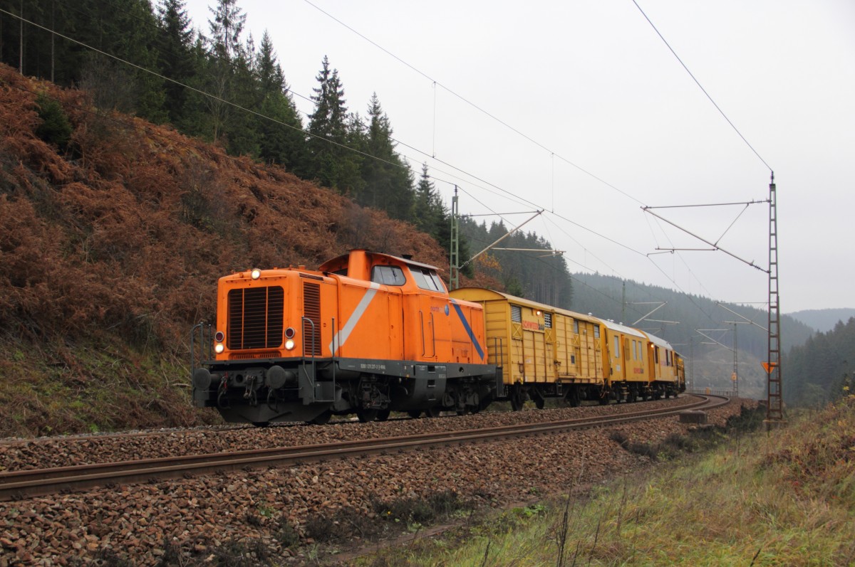 211 237-3 Northrail mit einem SCHWEERbau Zug auf der Frankenwaldrampe bei Steinbach am 14.11.2014.