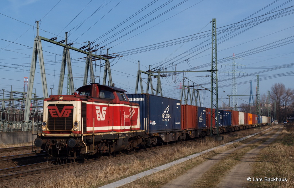 211 330-6 EVB bringt am 09.03.14 einen Containerzug von Hamburg-Waltershof zum Hafenbahnhof Alte-Süderelbe. Aufgenommen am 09.03.14 in Hamburg-Waltershof.