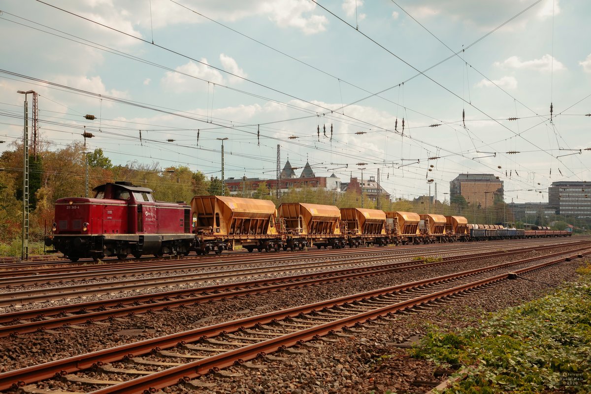 211 345-4 Aixrail mit Bauzug in Düsseldorf Rath, September 2019.