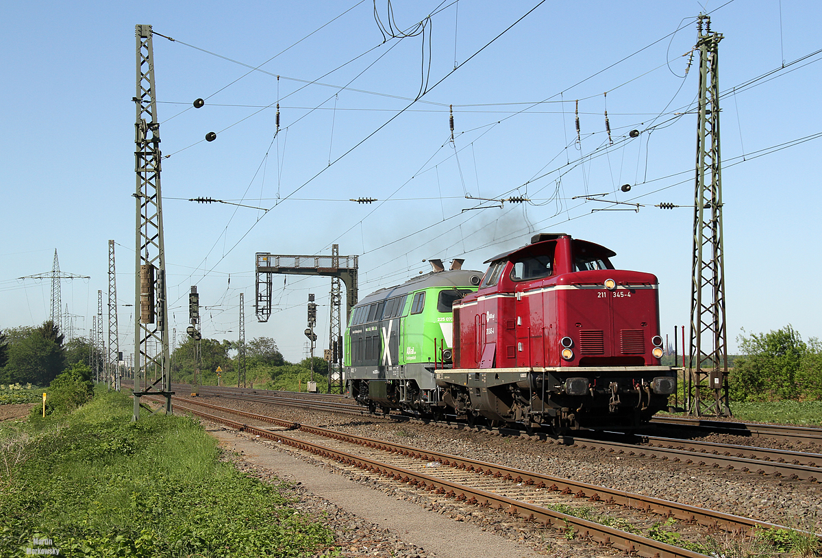 211 345 mit 225 073 in Brühl am 06.05.2018