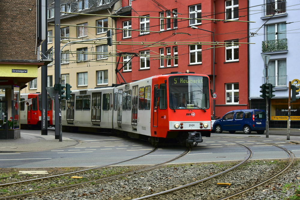 2110 auf der Kreuzung Nußbaumerstraße/Gürtel am 15.03.2018.