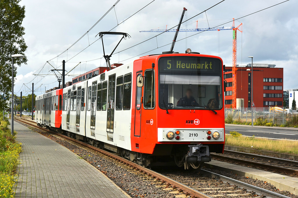2110 wurde als Fahrzeug Nummer 26 zur Sanierung zum 2410 abgestellt. Hier zu sehen kurz vor der Haltestelle  IKEA, Am Butzweilerhof  am 09.10.2019.