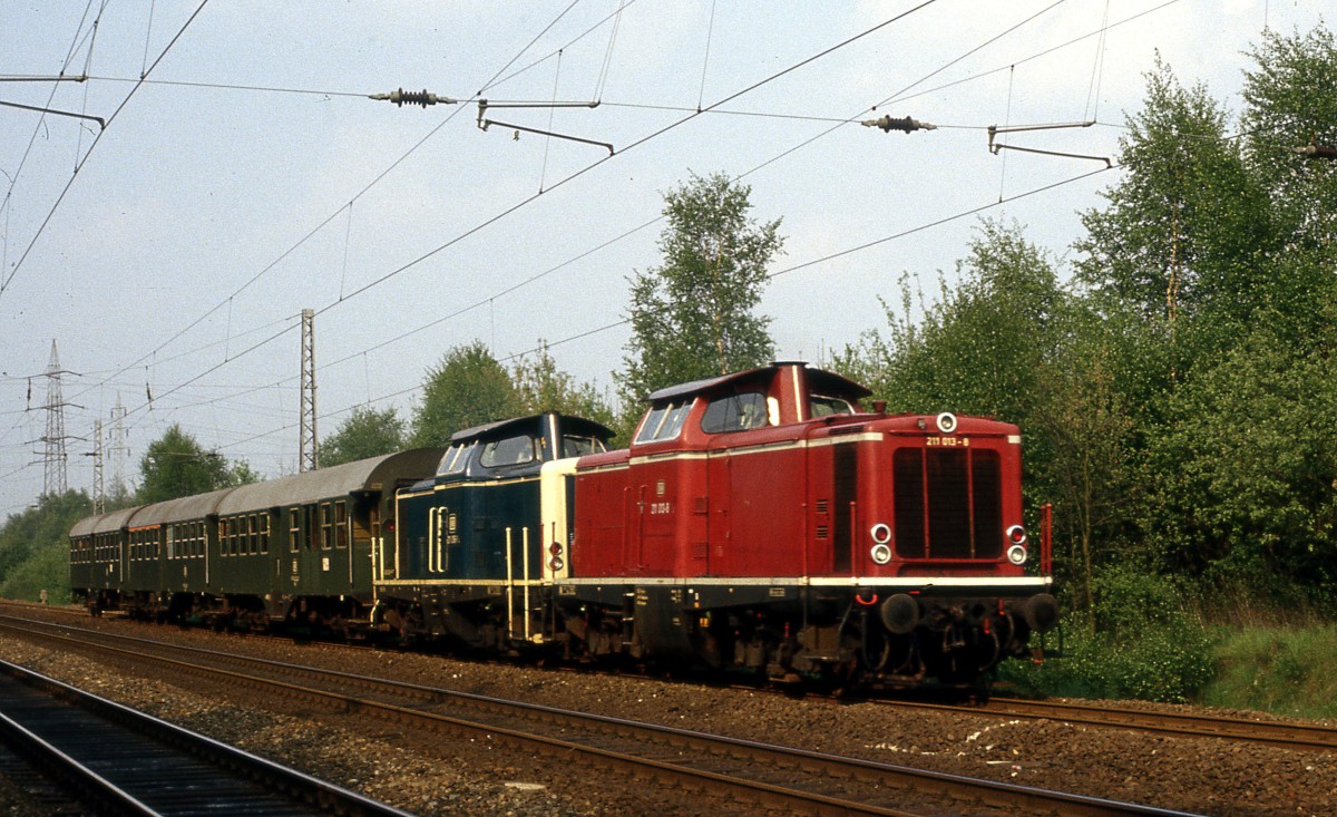 211013 führt am 19.5.1982 um 17.45 Uhr den Personenzug nach Dissen - Bad Rothenfelde an. Der Zug ist hier in Osnabrück Hörne unterwegs, wo der  Haller Willem  quasi seinen Anfang nimmt und von der Hauptstrecke Osnabrück - Münster abzweigt. Die Loks stellte damals das BW Osnabrück.