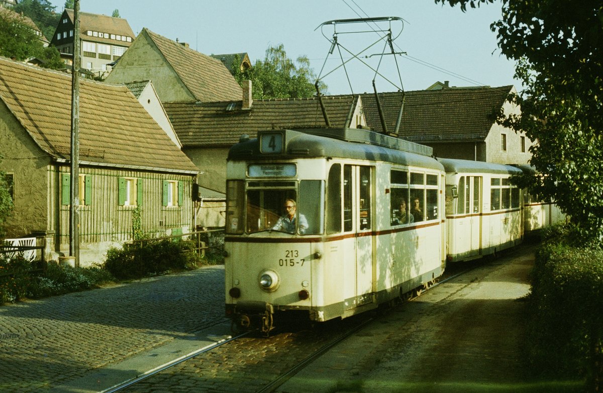 21.10.1984 Auch das ist Vergangenheit: Im Oktober 1984 fährt die Straßenbahn noch auf der engen, hügeligen und kurvigen Pillnitzer Landstraße. Hier schaukelt ein Dreierzug der Linie 4 in Wachwitz in Richtung Körnerplatz. Tw 213 015  stammt aus einer Serie (006 bis 021) die 1959 in Gotha gebaut worden ist.