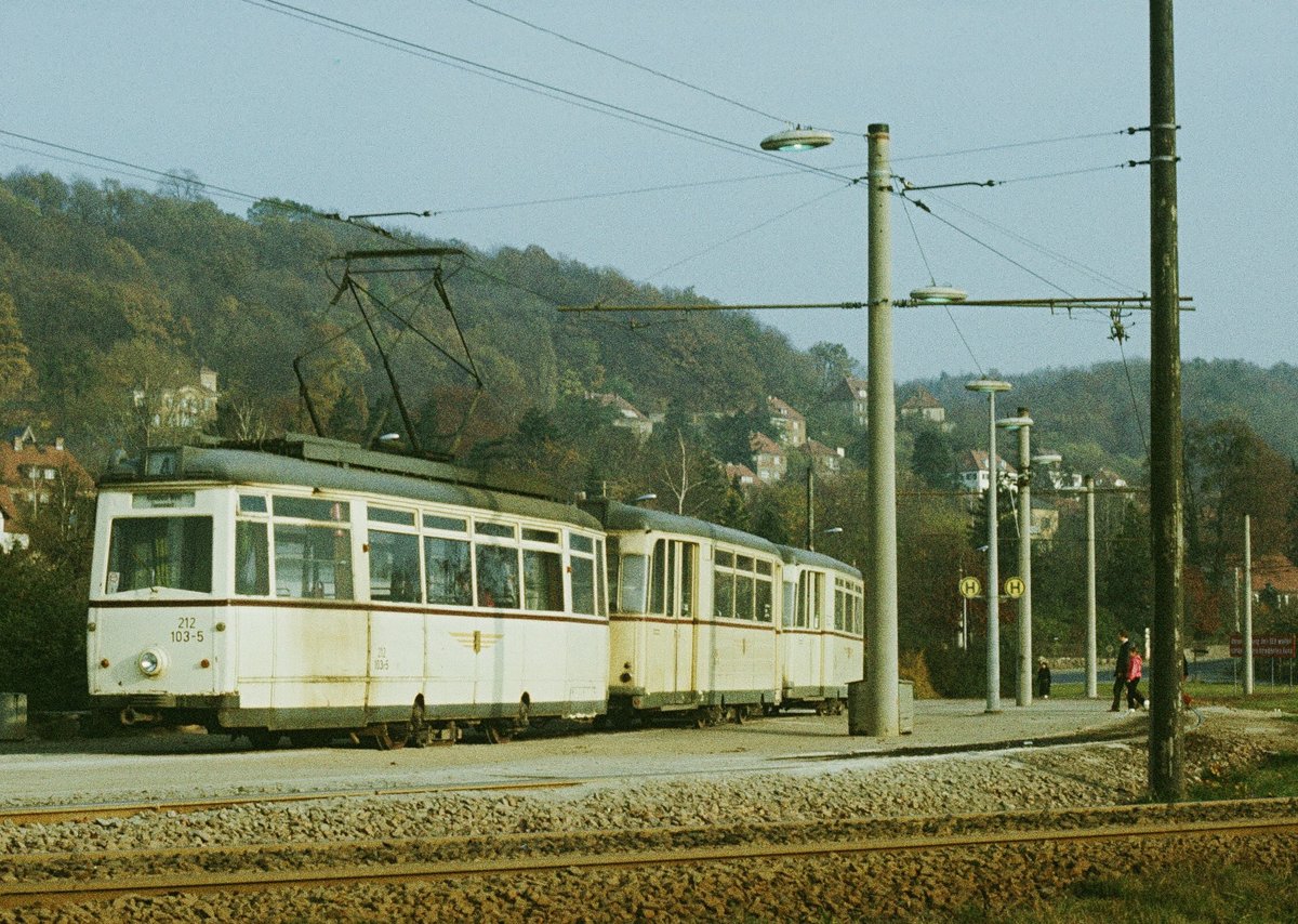 21.10.1984, Dresden, als die Straßenbahn noch über die Loschwitzer Brücke, das  Blaue Wunder  fahren konnte, hatte die Linie 4 ihren Endpunkt in Pillnitz.