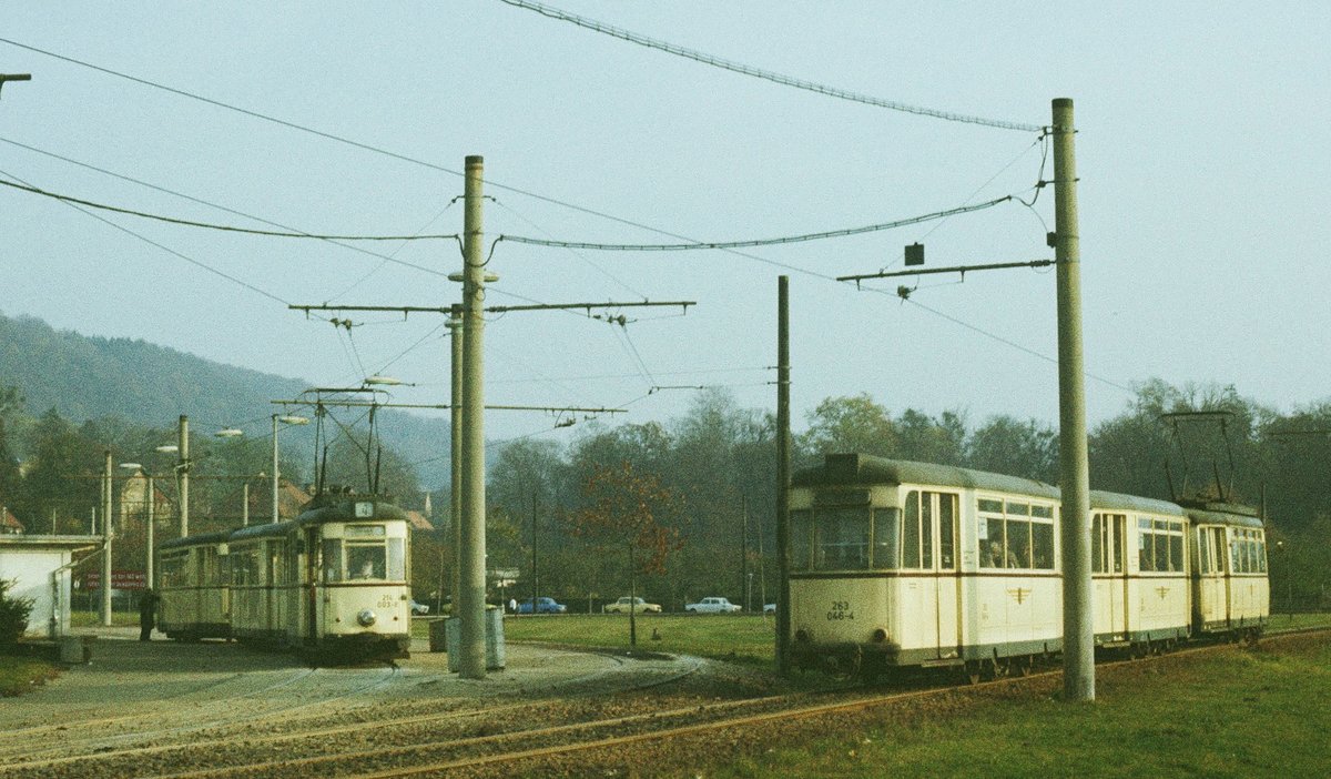 21.10.1984, Dresden, als die Straßenbahn noch über die Loschwitzer Brücke, das  Blaue Wunder  fahren konnte, hatte die Linie 4 ihren Endpunkt in Pillnitz. Der linke Zug steht zur Abfahrt bereit, der rechte fährt gerade in die Gleisschleife ein.