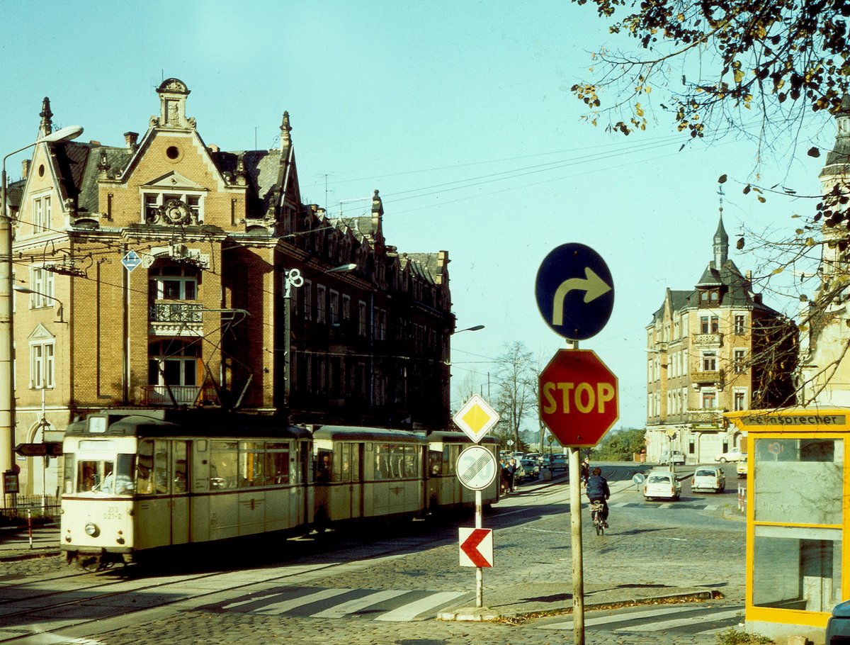 21.10.1984, Dresden. Die Straßenbahn beginnt am Körnerplatz ihre Fahrt auf der engen, hügeligen und kurvigen Pillnitzer Landstraße nach Pillnitz. Das Foto des Gotha-Dreierzuges entstand an der DDR-Lustspielfilm-Fans aus dem Film  Geliebte Weiße Maus  bekannten Kreuzung. Der Schauspieler Rolf Herricht  regelte  in dem Film hier den Verkehr. Die  Strecke wurde am 9. April 1985 stillgelegt, die Gotha-Wagen verschwanden mit Einführung der roten Tatra's. 