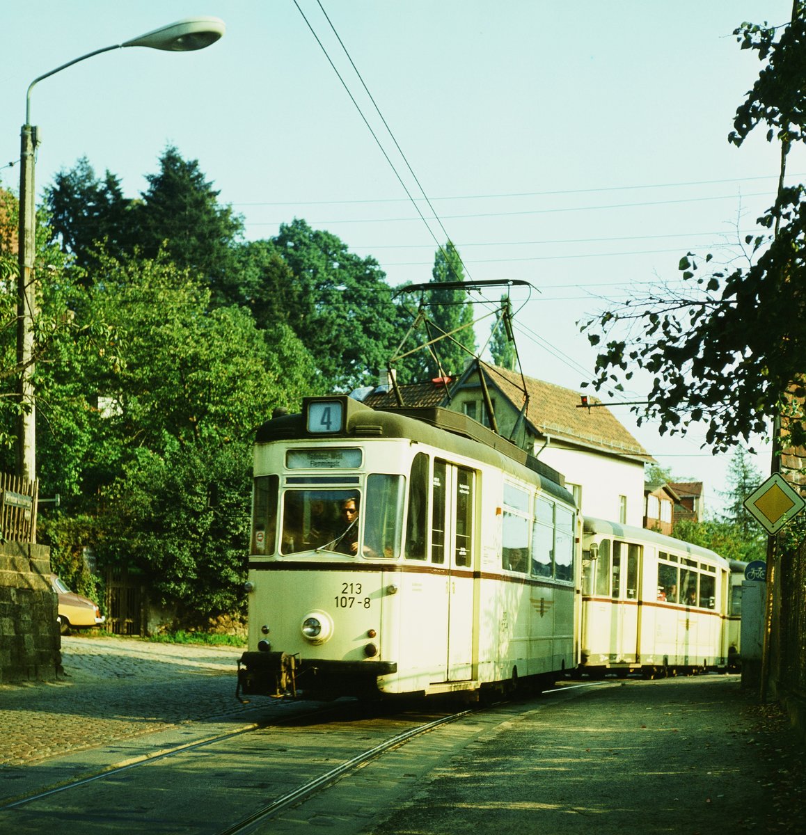 21.10.1984, Dresden. Die Straßenbahn fährt  auf der engen, hügeligen und kurvigen Pillnitzer Landstraße in Richtung Stadtmitte . Das Foto des Gotha-Dreierzuges entstand in Wachwitz. Die Strecke wurde am 9. April 1985 stillgelegt, die Gotha-Wagen verschwanden mit Einführung der roten Tatra's. 