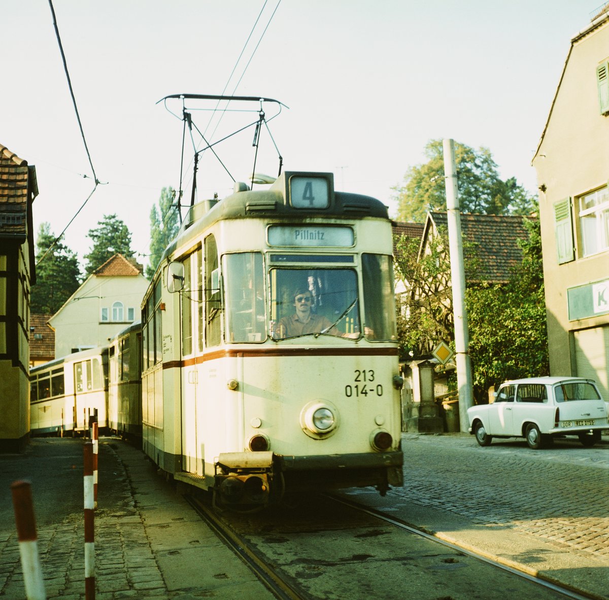 21.10.1984. Dresden, durch die rechtselbischen Dörfer fuhr die Straßenbahn bis April 1985 nach Pillnitz. Hier ein Gotha-Dreierzug in Wachwitz