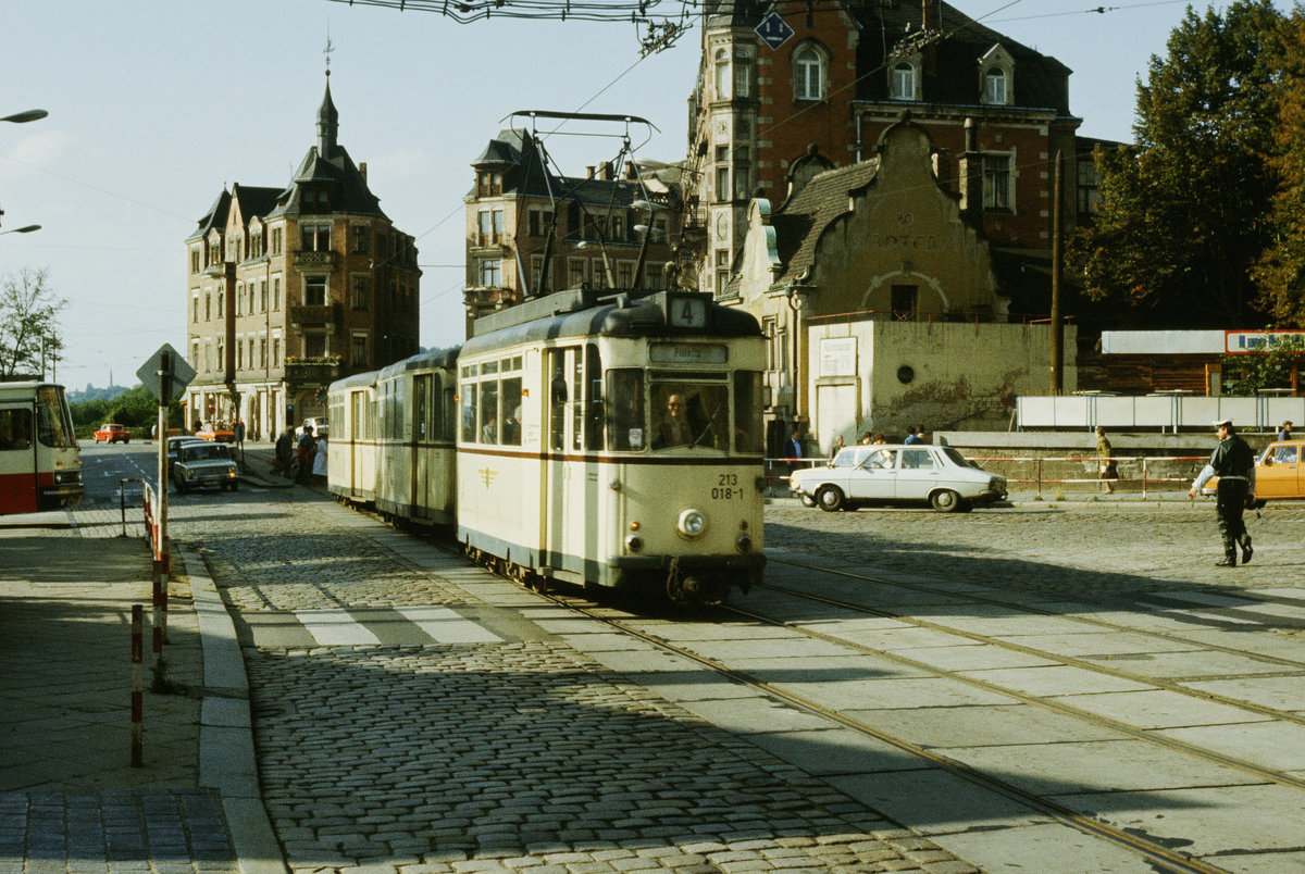 21.10.1984, Straßenbahn Dresden. Ein Zug der Linie 4 mit Tw 213 018 hat die Haltestelle Körnerplatz verlassen und setzt seine Fahrt nach Pillnitz fort. Die Verkehrsregelung erfolgt noch durch die Polizei per Handzeichen.
