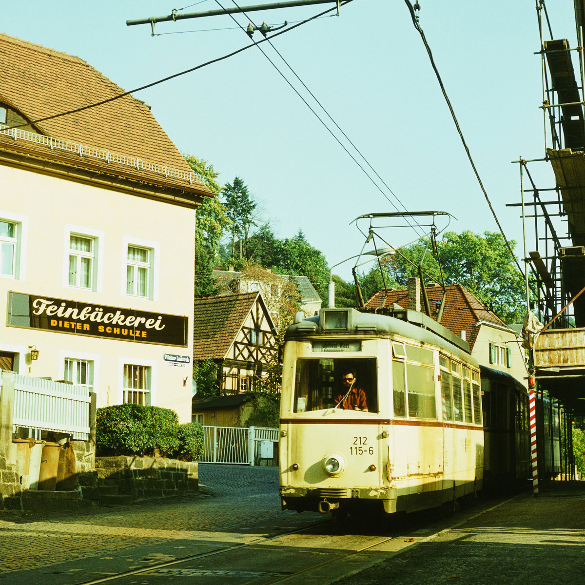 21.10.1984, Straßenbahn Dresden. Sowohl Linienführung als auch Fahrzeugeinsatz sind längst Geschichte. Im Oktober 1984 fährt die Straßenbahn noch auf der engen, hügeligen und kurvigen Pillnitzer Landstraße. Hier rumpelt Tw 212 115 mit seinem Dreierzug in Wachwitz in Richtung Innenstadt.