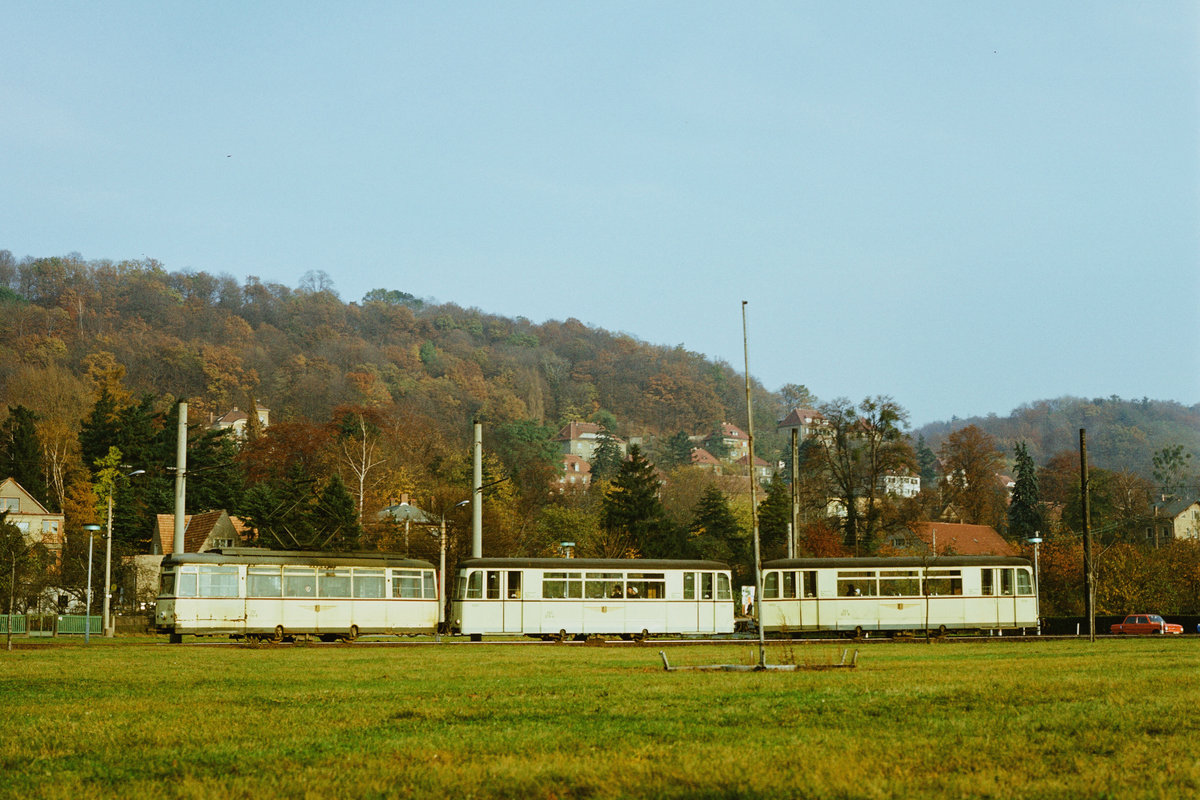 21.10.1984: Vergangenheit in mehrfachem Sinn: Im Oktober 1984 fuhr die Straßenbahn noch auf der engen, hügeligen und kurvigen Pillnitzer Landstraße bis Pillnitz. Hier am Endpunkt steht ein Dreier-Zug der Linie 4 mit Tw 212 115 (1954 Werdau/LEW) und den Bw 263 013 sowie 263 017 (beide Gotha 1957/59). Über den Verbleib (Verkauf/Verschrottung) dieser Fahrzeuge habe ich nichts in Erfahrung gebracht.