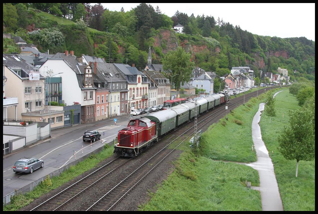 211041 NESA und am Zugende 78468 mit dem Sonderzug rund um Trier am 30.4.2018 auf der linken Moselseite in Trier in Richtung Trier West und Wellen.