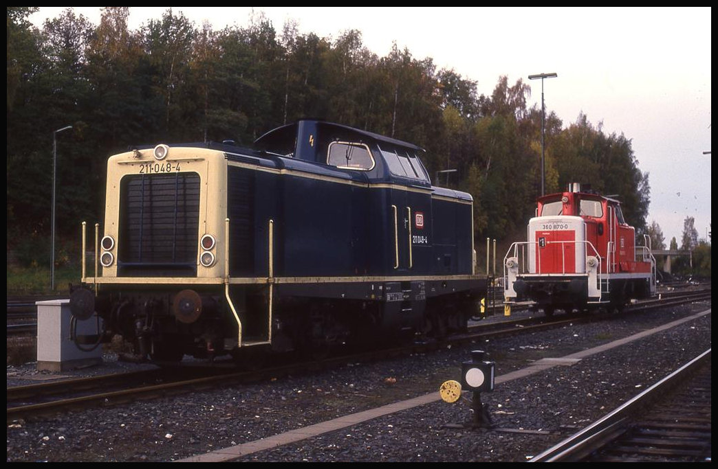 211048 vor 360870 am 16.10.1993 im Bahnhof Marktredwitz.