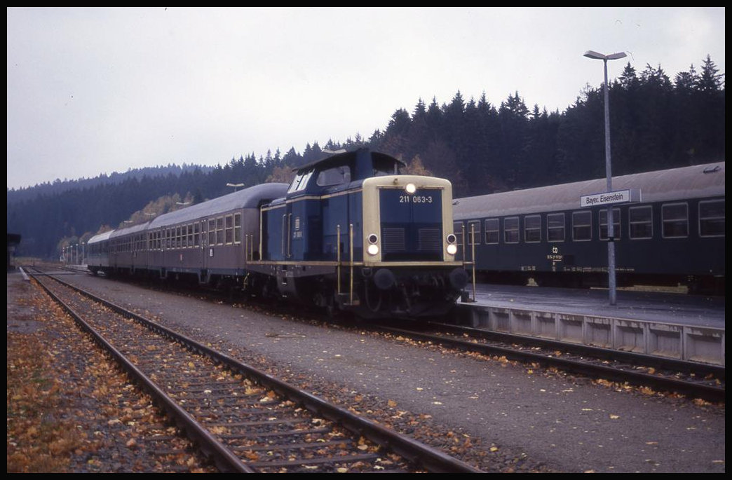 211063 wartet vor dem Personenzug nach Plattling am 17.10.1993 um 14.16 Uhr im Grnzbahnhof Bayerisch Eisenstein auf die Abfahrt.