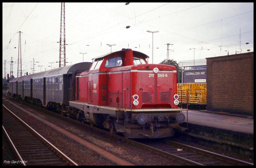 211066 erreicht hier am 6.10.1989 um 12.10 Uhr mit einem Nahverkehrszug aus Coesfeld den HBF Oberhausen.