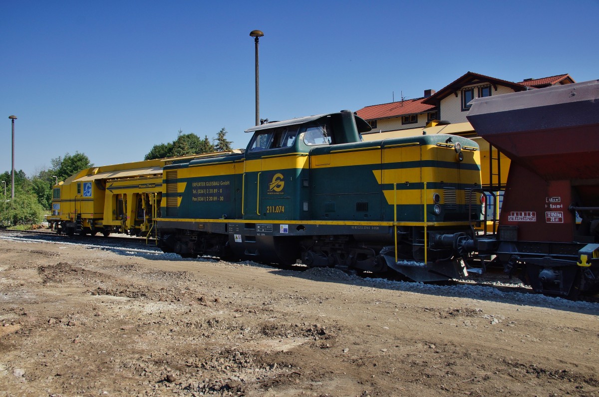 211.074 (DB V 100.10) von der Erfurter Gleisbau GmbH steht zu Arbeitszwecken im Bhf.von Walldorf/W. am 02.07.15.