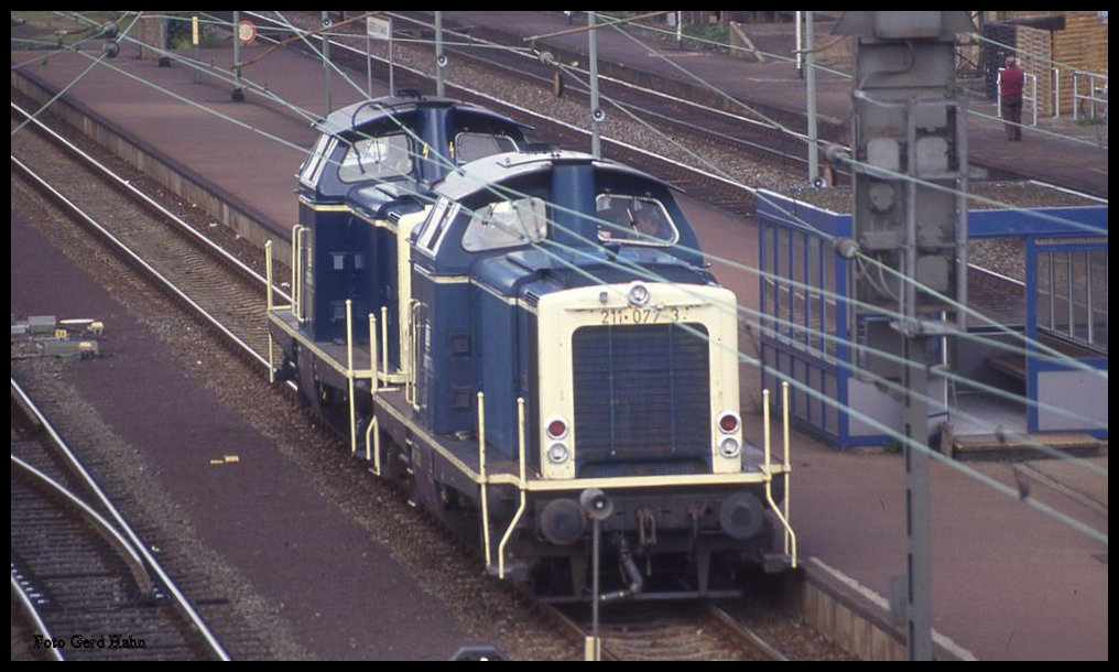 211077 und 211012 warten am 13.8.1993 auf Gleis 4 im Bahnhof Hasbergen.