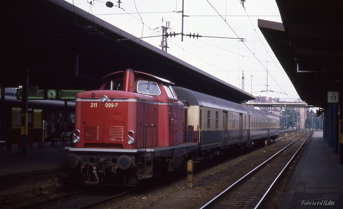 211099 ist am 13.8.1988 um 10.22 Uhr mit dem E 8310 aus Bremen im unteren Bahnhof auf Gleis 12 des HBF Osnabrück angekommen.