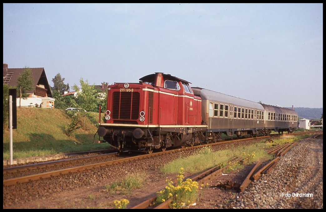 211195 ist hier am 4.7.1991 um 7.18 Uhr mit einem Personenzug aus Silberlingen auf der KBS 802 nach Miltenberg bei Wörth unterwegs.