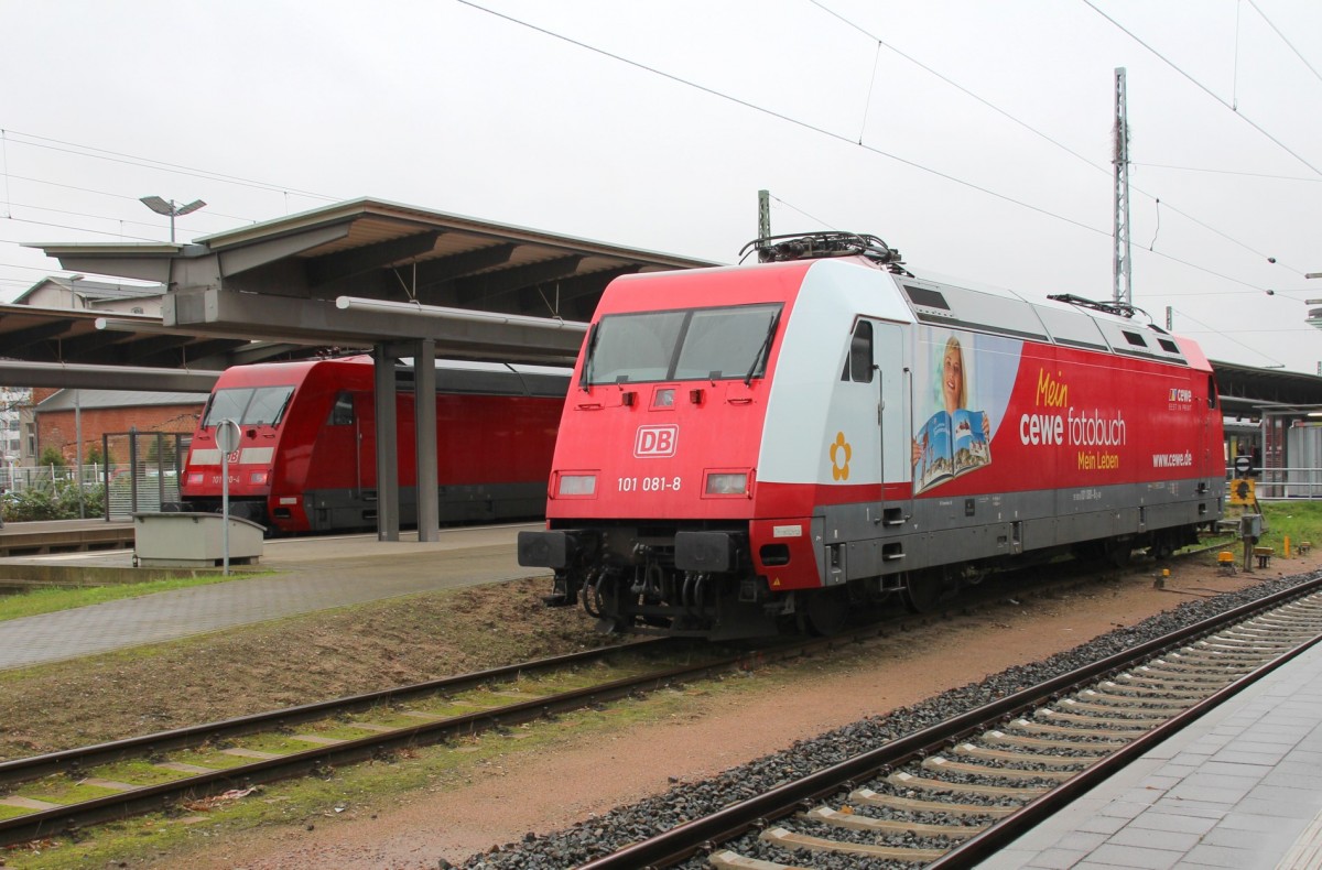 2.11.2013 Rostock Hbf. 101 081 / CEWE Fotobuch abgestellt. 101 120 im Hintergrund.