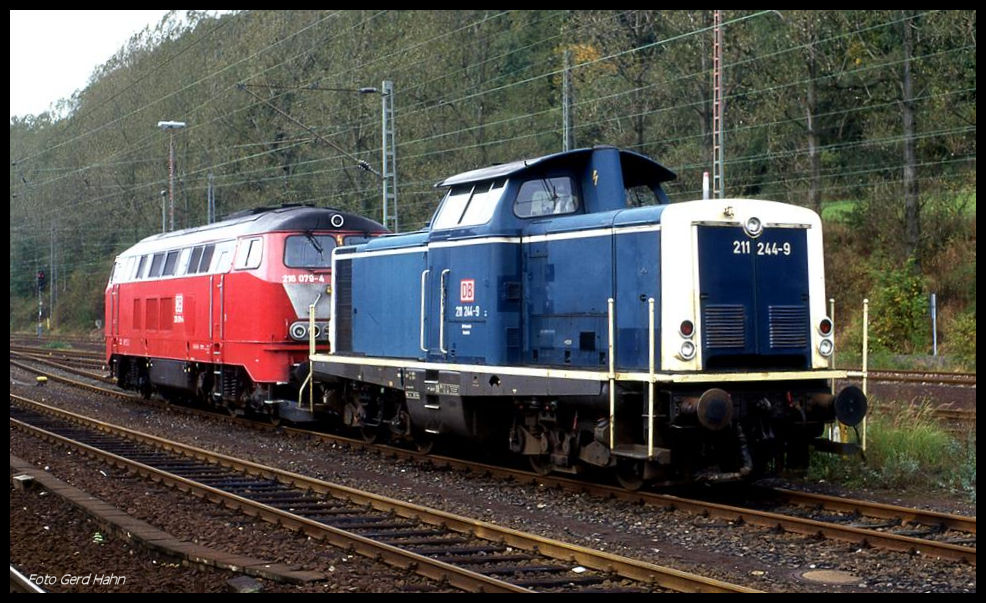 211244 zusammen mit 215079 am 3.10.1997 im Bahnhof Altenbeken.
