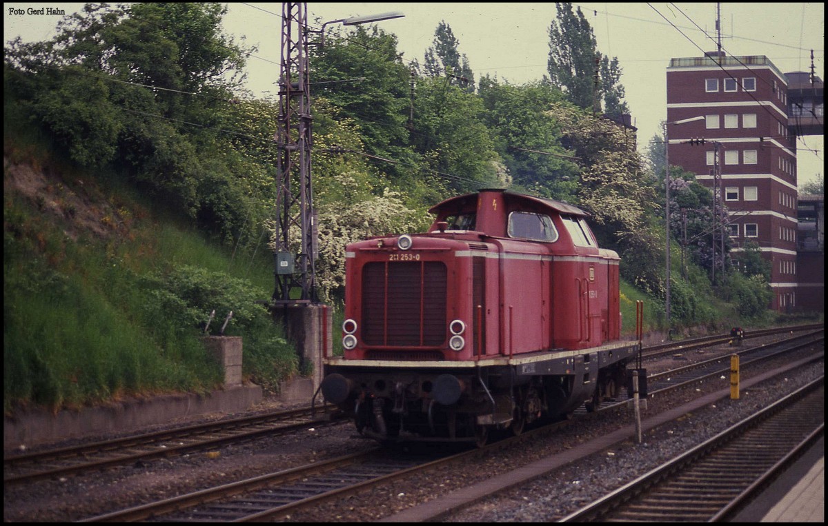 211253 am 11.5.1989 im unteren Bahnhof des HBF Osnabrück. Im Hintergrund ist das Hauptstellwerk zu sehen, welches von der unteren bis in die obere Bahnhofsebene reicht.