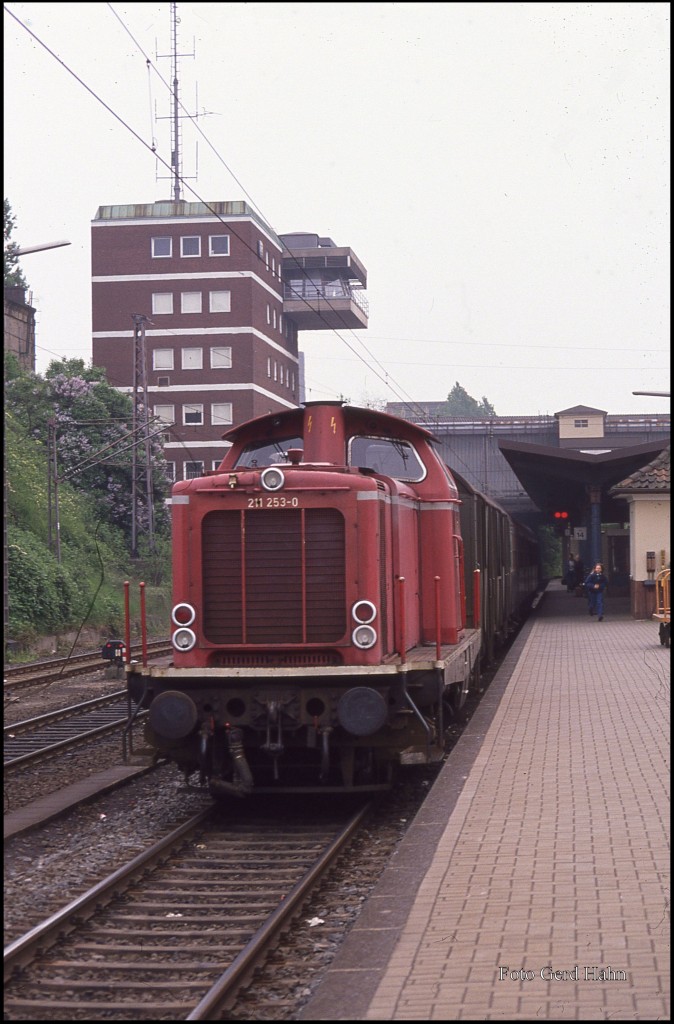 211253 steht am 11.5.1989 um 11.46 Uhr im unter Bahnhof des HBF Osnabrück vor dem N 8333 nach Delmenhorst zur Abfahrt bereit.