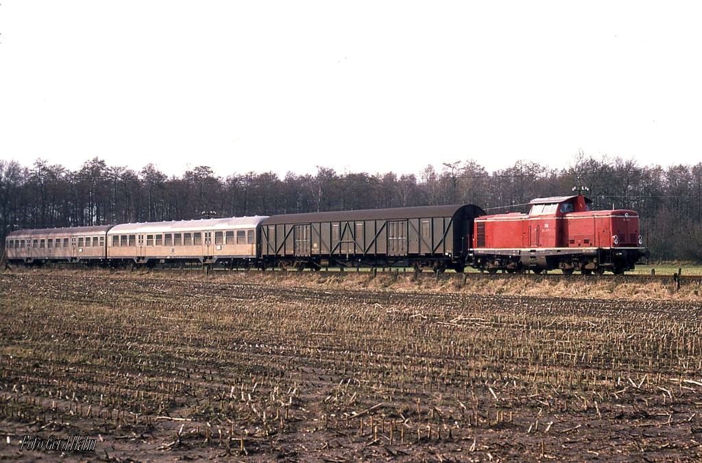 211257 ist am 21.2.1989 bei Sögeln mit dem N 8333 um 12.35 Uhr in Richtung Delmenhorst unterwegs. Zu dieser Zeit werden, wie hier zu sehen, noch regelmäßig Behelfspackwagen eingesetzt.