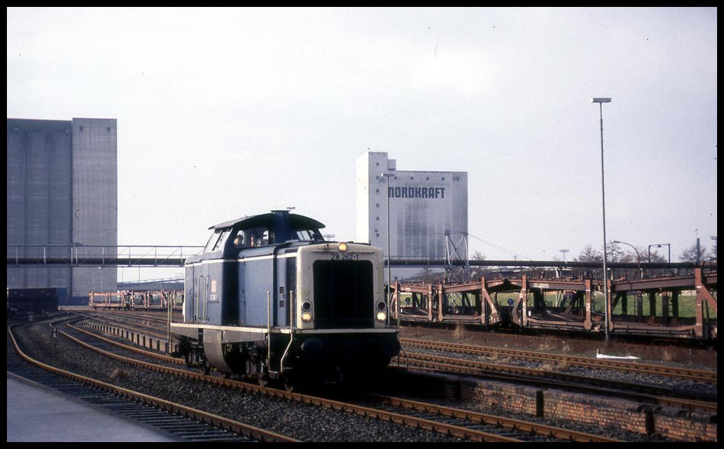 211262 rangiert am 18.2.1995 in Emden Außenhafen.