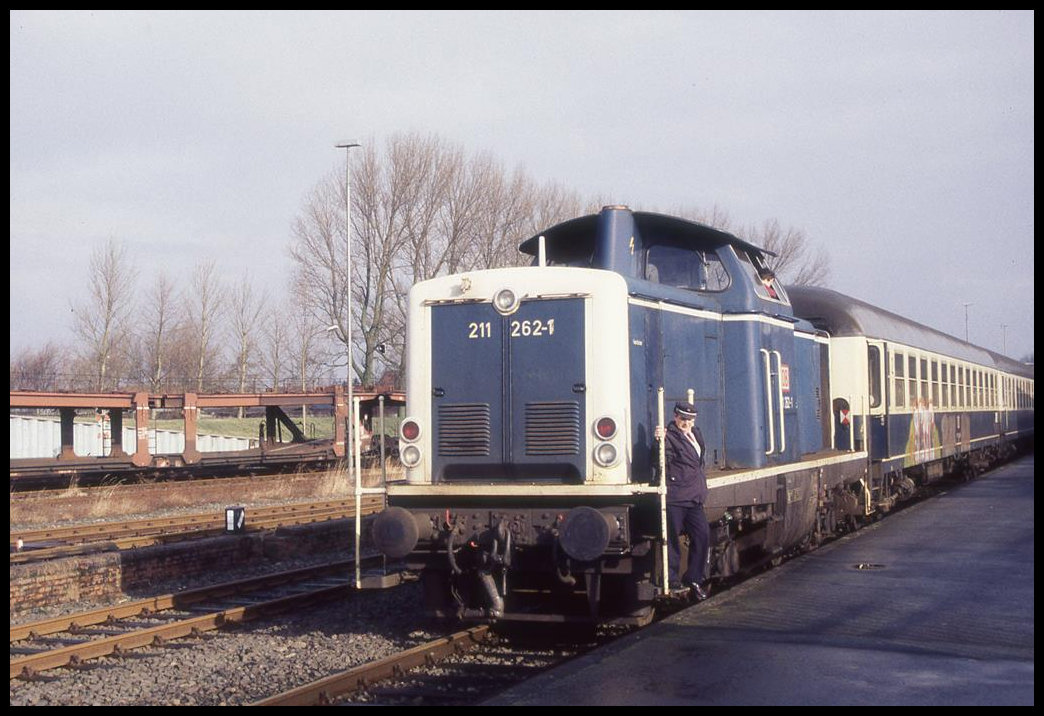211262 rangiert hier am 18.2.1995 in Emden Außenhafen.