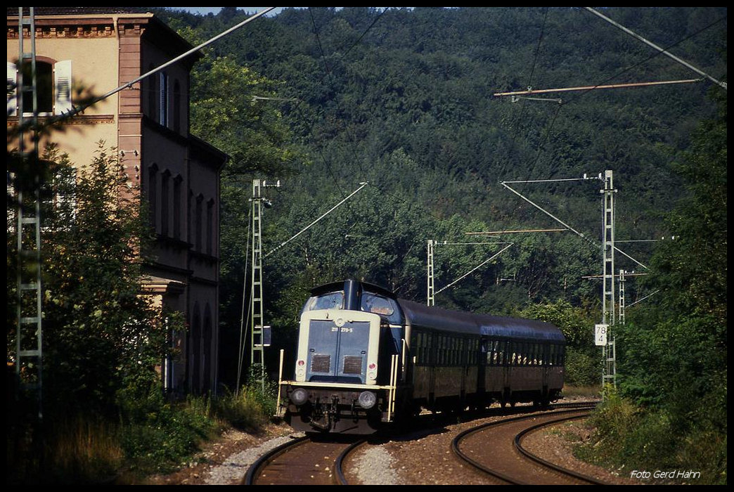 211279 durchfährt hier am 15.8.1989 um 09.03 Uhr mit dem 7613 nach Osterburken den aufgelassenen Bahnhof Adelsheim.