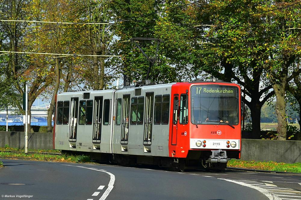 2115 auf dem Weg nach Rodenkirchen auf dem Heinrich-Lübke-Ufer am 29.10.2019.